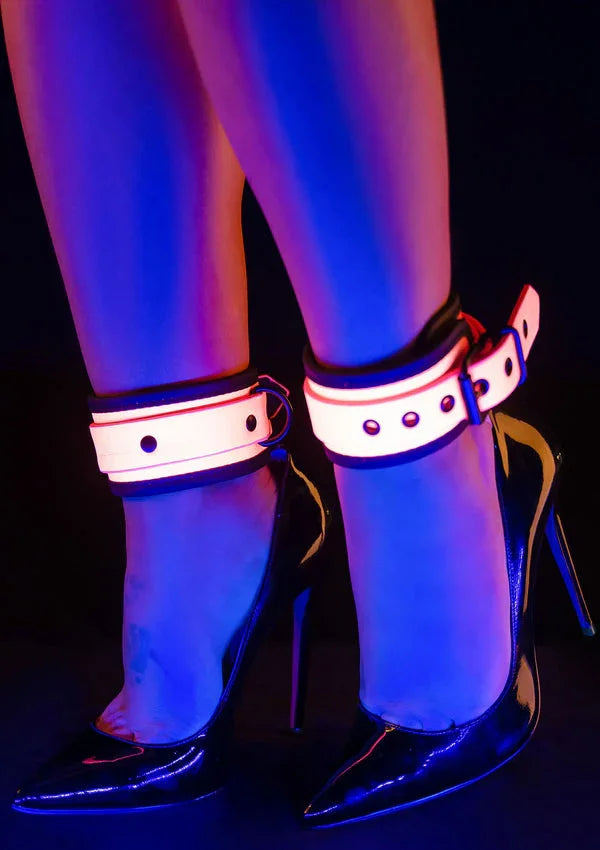 Bestel: Ankle Cuffs In The Dark by Taboom - bij Happytoys.nl, happytoys.be, Happytoys.ae: erotische sex webshop | liever Happy dan Easy ⭐⭐⭐⭐⭐