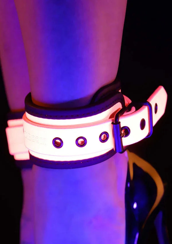 Bestel: Ankle Cuffs In The Dark by Taboom - bij Happytoys.nl, happytoys.be, Happytoys.ae: erotische sex webshop | liever Happy dan Easy ⭐⭐⭐⭐⭐