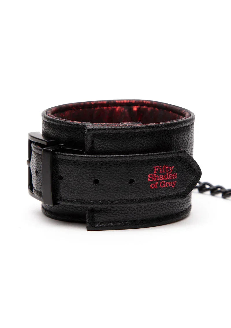 Bestel: Reverse PU Leather Wrist Cuffs by Fifty Shades Of Grey - bij Happytoys.nl, happytoys.be, Happytoys.ae: erotische sex webshop | liever Happy dan Easy ⭐⭐⭐⭐⭐