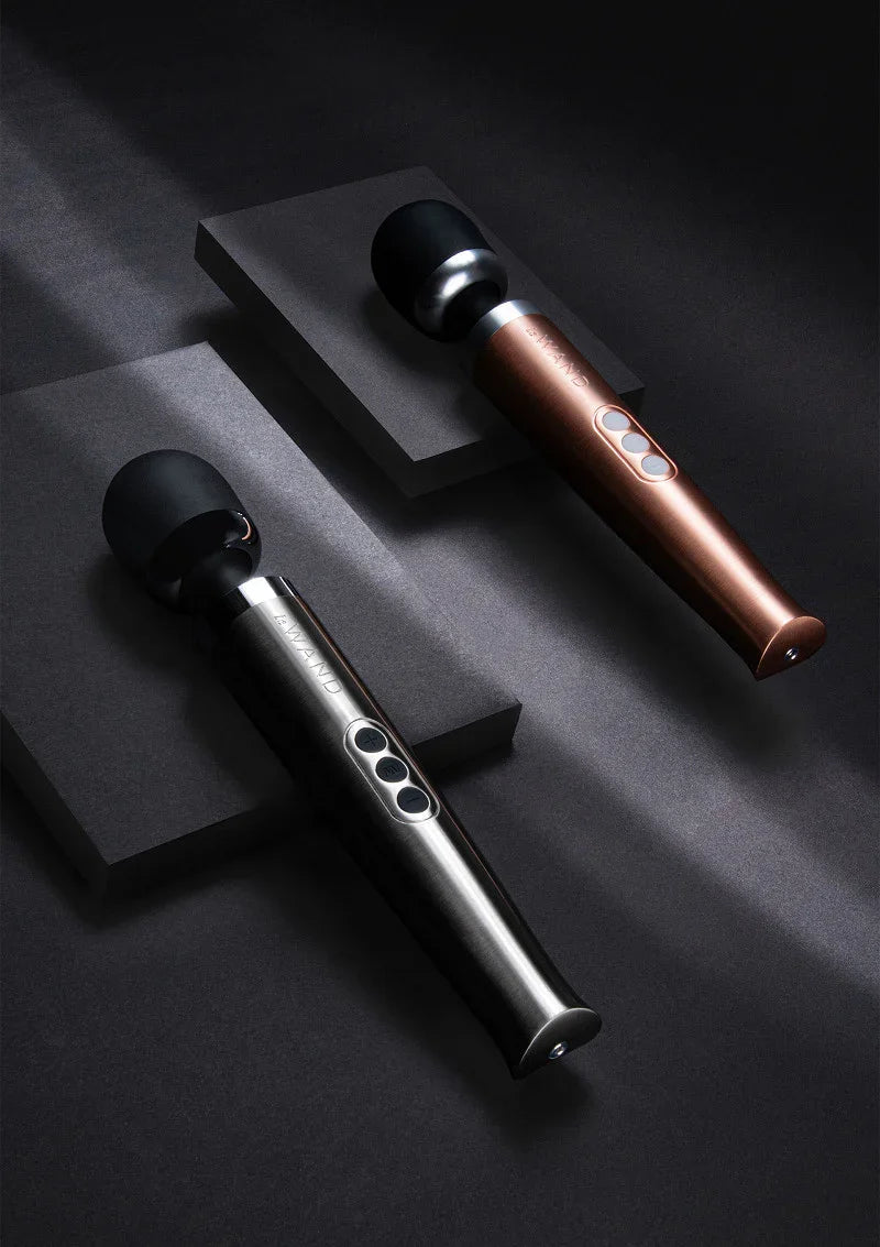 Die Cast Rechargeable Vibrating Massager (rose gold) by Le Wand - Happytoys Sexshop: Toys for Feeling Happy & Easy 😊 - Discreet geleverd