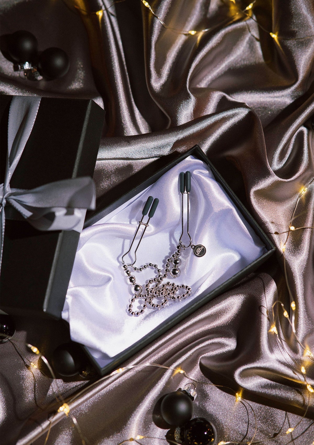 Bestel: At My Mercy Beaded Chain Nipple Clamps Fifty Shades Darker - bij Happytoys.nl, happytoys.be, Happytoys.ae: erotische sex webshop | liever Happy dan Easy ⭐⭐⭐⭐⭐