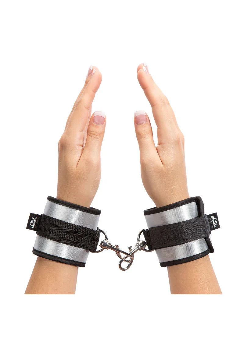 Totally His Soft Handcuffs Fifty Shades of Grey - Happytoys Sexshop: Toys for Feeling Happy & Easy 😊 - Discreet geleverd